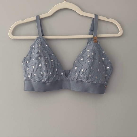Victoria's Secret Gray Lace Bra with Adjustable Straps - Picture 1 of 16